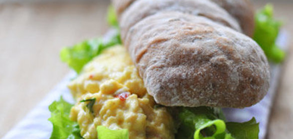 Салат с черной чечевицей и сыром