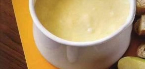 Шарлотка с малиной и черникой