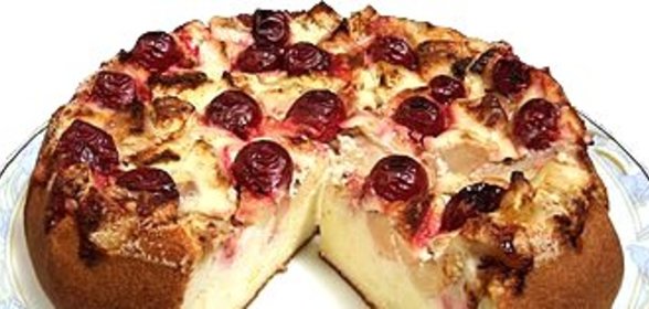 Творожная запеканка со сливами