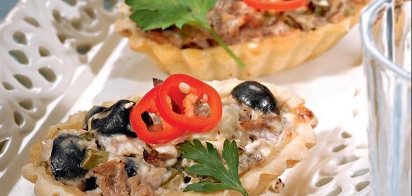 Тарталетки с тунцом и маслинами