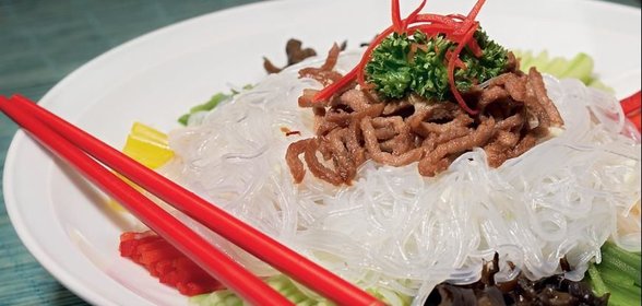 Салат Фен су из тонкой рисовой лапши