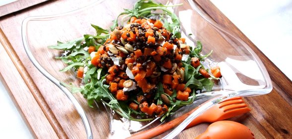 Теплый пряный салат с козьим сыром, тыквой и черной чечевицей