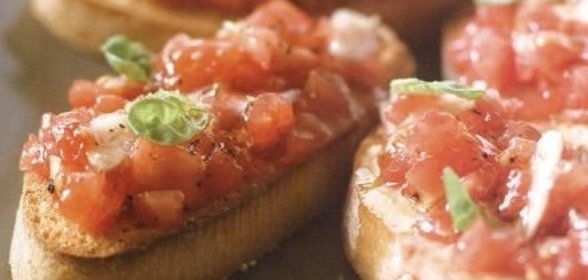 Чесночные тосты с помидорами и базиликом