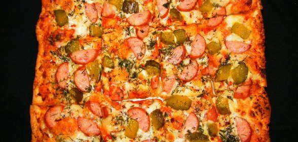 Пицца с огурцами и колбасой