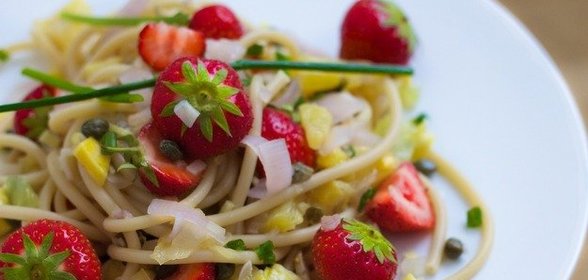 Спагетти с клубникой, ананасом и манго