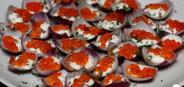 Канапе из лука и икры