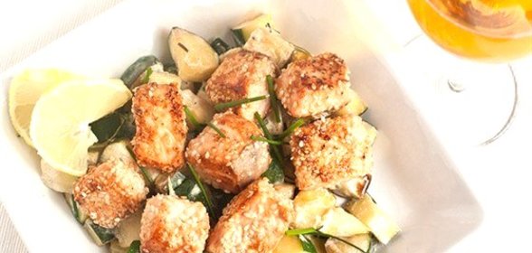 Лосось в кунжуте с цукини и лимонной цедрой