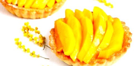 Пирожные с манго, папайей и кремом из лайма и маскарпоне