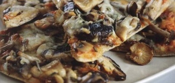 Пицца с грибами и моцареллой