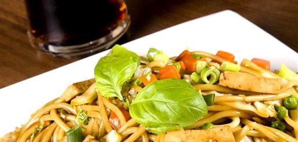 Острые жареные овощи с тофу и лапшой соба