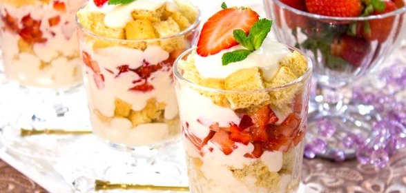 Десерт с бисквитом, клубникой, и сливочным кремом