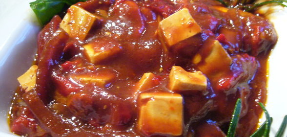 Закуска из печеной паприки с фетой в томатном соусе