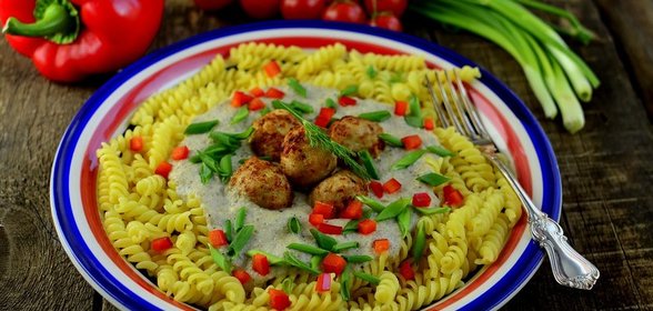 FUSILLI с фрикадельками из индейки и густым грибным соусом