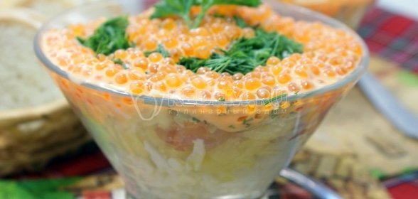 Салат с сёмгой и икорной закуской