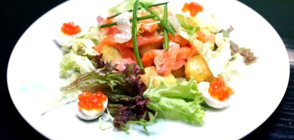 Салат с подкопченой семгой и хурмой