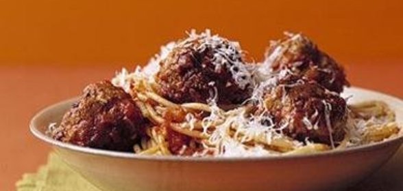 Спагетти с фрикадельками и сыром