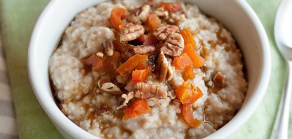 Геркулесовая каша с грецкими орехами и курагой