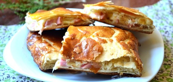 Пирог с начинкой из сыра и ветчины