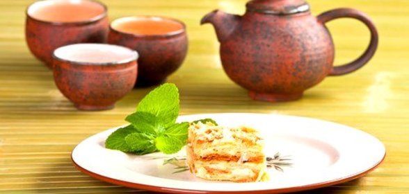 Порционные «Наполеоны» с яблоками и взбитыми сливками