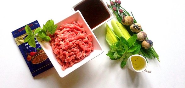 Перепелиные яйца по‑шотландски с луком пореем