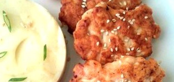 Рубленые куриные котлеты со сметаной, кунжутом и сливочным пюре