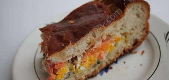 Рыбный пирог с семгой из дрожжевого теста