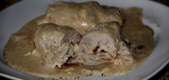 Куриные рулеты в молочно-грибном соусе
