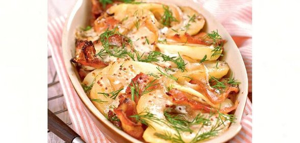Картофельная запеканка с яблоками и беконом