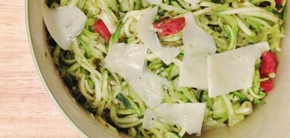 Спагетти из цукини с соусом песто и пармезаном