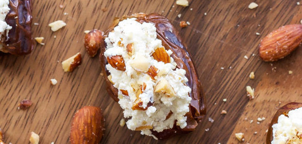 Финики, фаршированные козьим сыром и миндалем