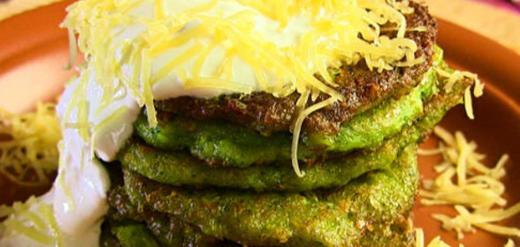 Кабачки, тушеные с овощами и сосисками
