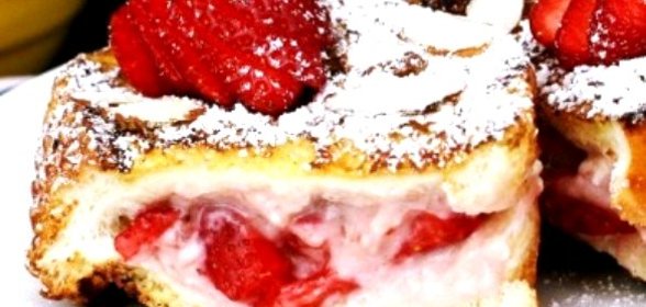 Французские тосты с начинкой из сливочного сыра и клубники