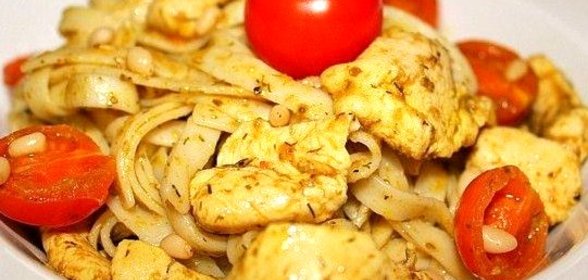 Паста с курицей, соусом песто и кедровыми орешками