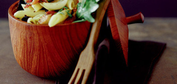 Салат из пенне с беконом