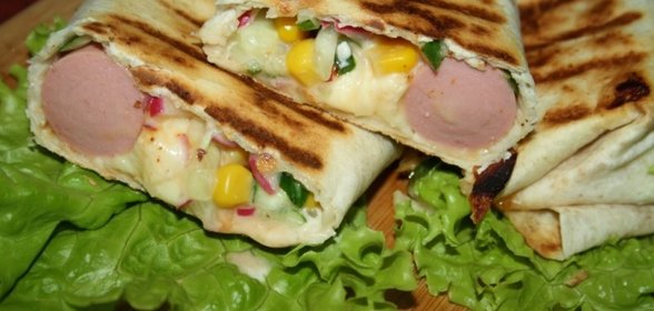 Тортильи с сосисками и овощным салатом