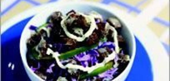 Краснокочанная капуста с сырными крутонами и тминными айоли
