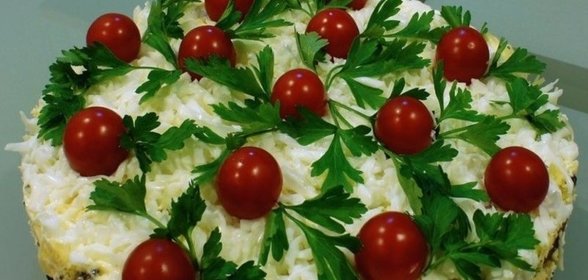 Куриный салат с грибами и сыром