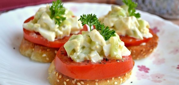 Чесночные гренки с помидорами и яично-огуречным салатом