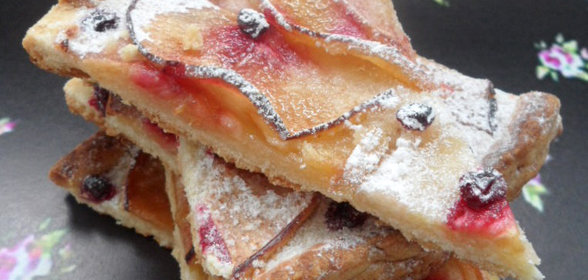 Пирог с яблоками и брусникой из песочного теста