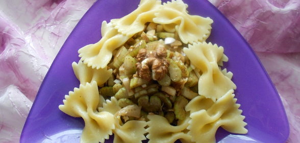 Фарфалле с сельдереем и орехами