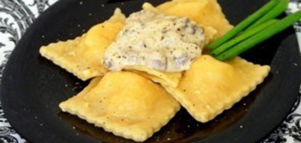 Равиоли с сыром в сливочно-грибном соусе