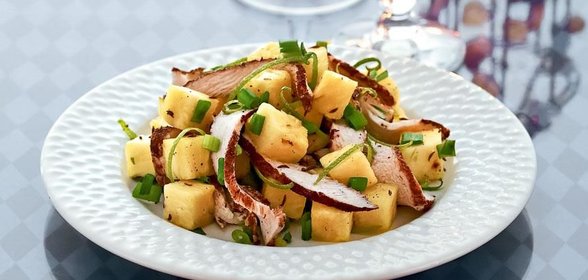 Кубинский салат из куриного филе с ананасом