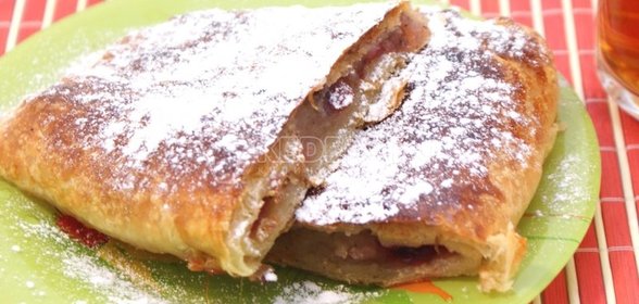 Ленивый пирог с яблоками и корицей