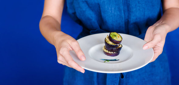 Баклажаны, фаршированные сыром с голубой плесенью и миндалем