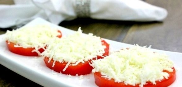Помидоры с майонезом и сыром
