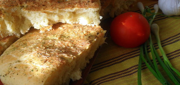 Фокачча с тремя видами сыра и итальянскими травами