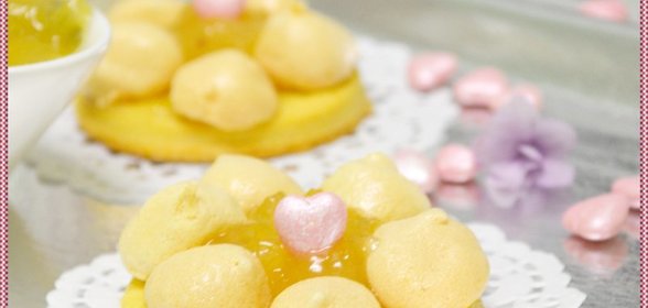 Пирожные из песочного теста с лимонным конфи и безе