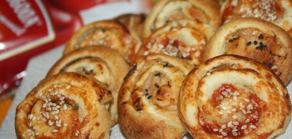 Слоеные улитки-ассорти с курицей и сыром