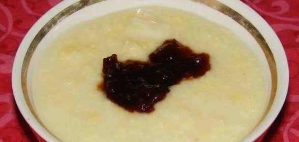 Жидкая пшенная каша с малиной