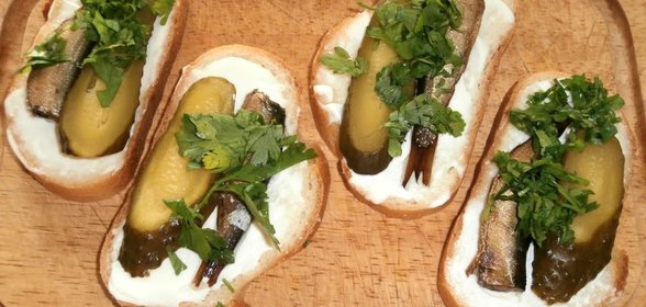 Бутерброды со шпротами и соленым огурцом